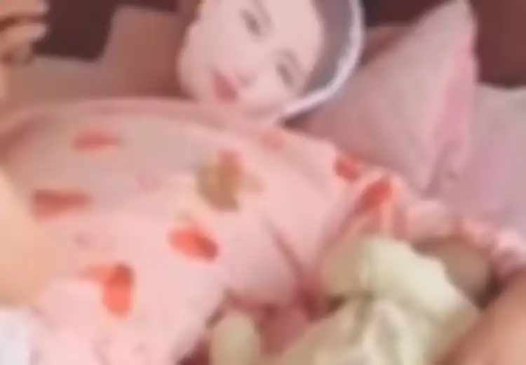 Anaknya Menangis, Ayah Ini Buat Topeng dengan Wajah Istri Sembari Kenakan Piyamanya, Simak Kekonyolan Trik Asuh Anak Lainnya!