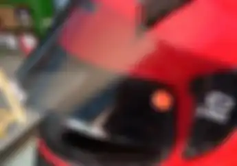 Enggak Pakai Modal, Begini Cara Bikin Visor Helm yang Kotor Jadi Kinclong