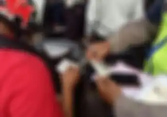 Lah Gimana Coba? Saat Nilang Pemotor, Oknum Polisi Ini Motornya Enggak Pakai Plat Nomor