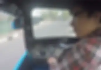 Video Detik-detik Mobil Hajar Motor Saat Mundur, Pemotor Langsung Tumbang!