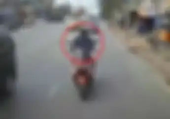 Video Koplak! Pemotor Kena Karma Menyakitkan Pas Naik Motor Meleng Main HP