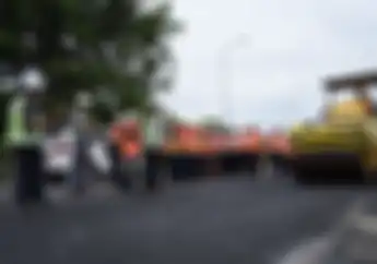 Jalan Aspal atau Beton yang Bikin Ban Motor Cepat Habis? 