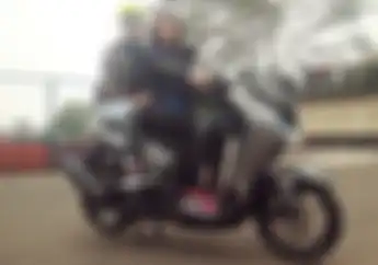 Awas! Jangan Sampai Salah, Begini Posisi Membonceng Motor yang Aman