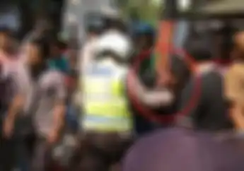 Kapok! Jambret Benjut-benjut Digebukin Massa Gara-Gara Terjebak Macet