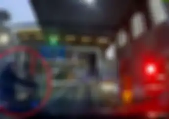 Apes! Pengendara Mobil Ditikung Oknum Polisi di Gerbang Tol Otomatis, Kena Bayar 2 Kali