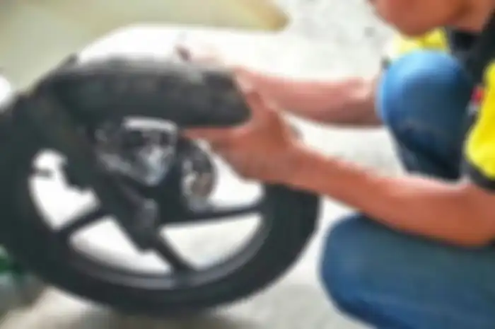 Ban motor benjo akibat isi angin berlebihan