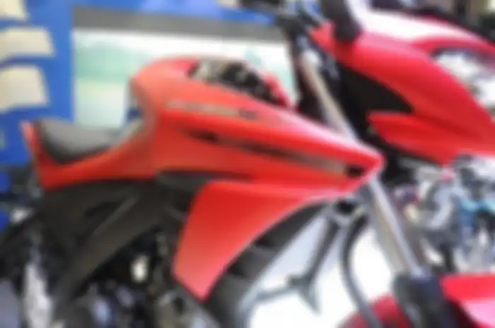 Emblem yang ada pada All New Vixion R warna merah