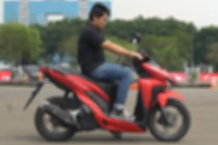 Posisi setang lebih rendah membuat riding position All New Vario 2018 sporty