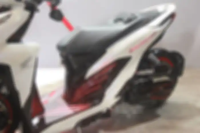 Dek berlampu merah serta jok custom MB Tech menambah kesan canggih