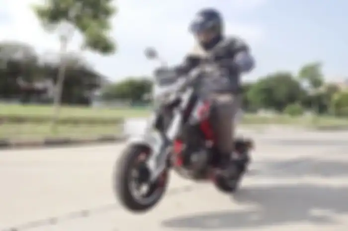 Wheelie mudah dengan Benelli TNT 135