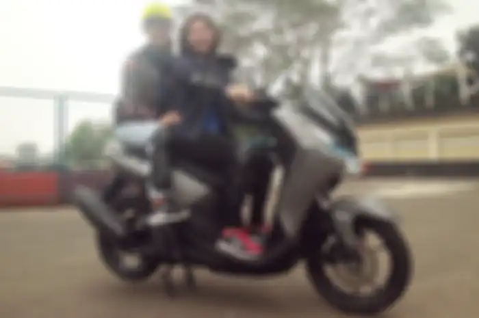 Posisi berboncengan wanita di Yamaha Lexi S