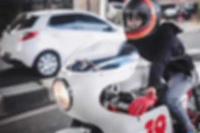 Dian Ayu dan Triumph Thruxton 900 miliknya
