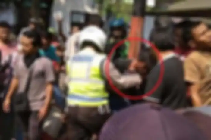 Penangkapan pelaku jambret yang merampas tas mahasiswi Unitomo di jl Kranggan, Surabaya. 