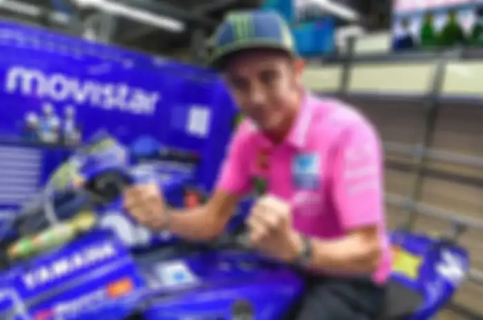 Valentino Rossi kenakan polo shirt tim berwarna pink rayakan Hari Peduli Kanker Payudara Dunia