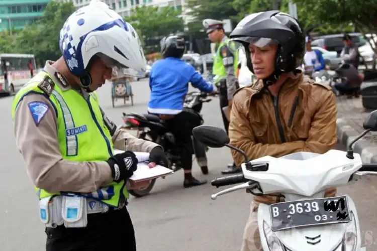 Belum Punya SIM dengan Lupa Bawa SIM Dendanya Bikin Dompet Tipis, Lebih Mahal Mana?