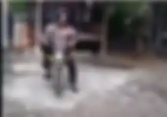 Bikin Ngakak! Video Polisi Unjuk Skill, Mau Wheellie Malah Begini Jadinya