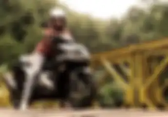 Perhatian Buat Cewek Berbadan Mungil,  Begini Trik Agar Kaki Napak Saat Naik Motor