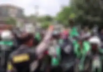 Mencekam.. Video Detik-detik Bentrok Ojol dan Opang di Bandung Bikin Warga Menjerit