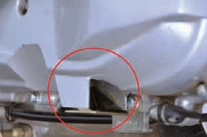 Cek lubang agar air menghilang. Di Suzuki Spin tidak ada, harus buka tutup CVT 