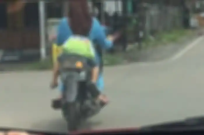 Ilustrasi emak-emak naik motor sein kanan belok kiri