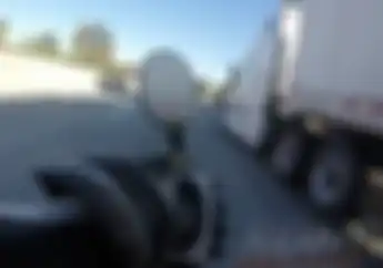 Keajaiban Masih Ada, Jatuh dan Masuk Kolong Truk Trailer, Biker Ini Selamat
