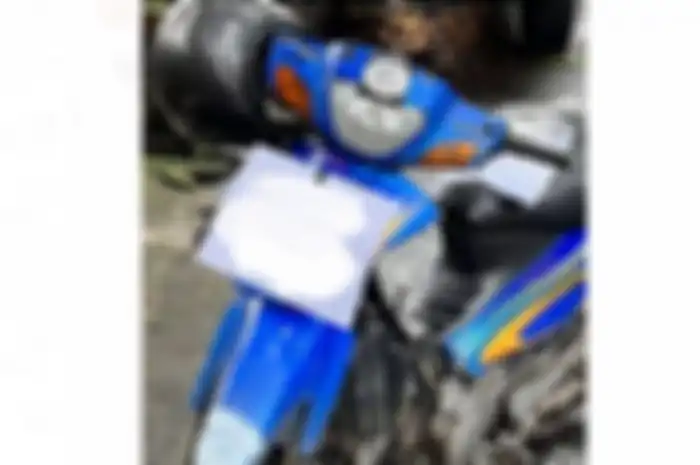 Motor Suzuki Shogun yang diduga milik pelaku bom bunuh diri di Mapolsek Astanaanyar, Bandung.