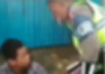 Tegang! Video Pemotor Ngamuk dan Pukul Polisi Gara-gara Ditegur, Tangan Langsung Diborgol Paksa