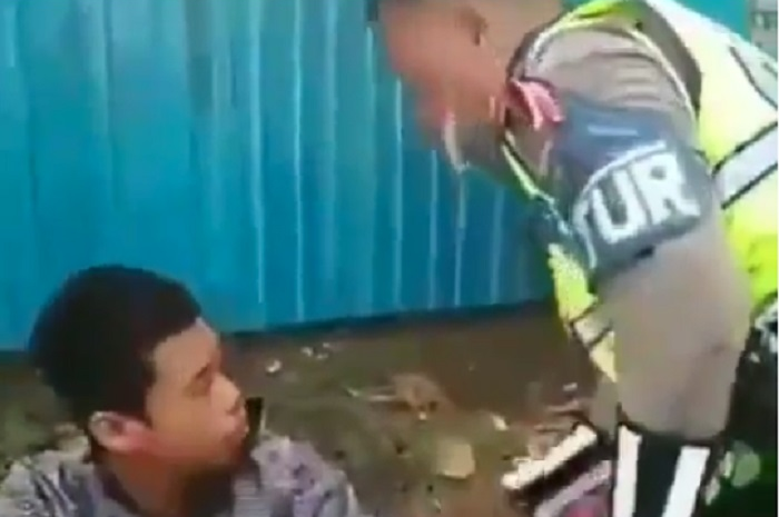 Pemotor diamankan usai melakukan pemukulan kepada polisi.