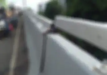 Pemotor Ketakutan, Fly Over Cengkareng Retak dan Nyaris Amblas, Besi Sampai Lepas