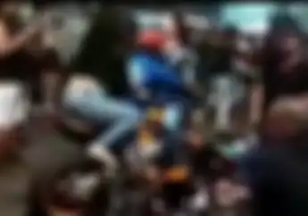 Gaya Pakai Moge Cewek Dibonceng Depan Belakang, Eh Pas Ngegas Bikin Marah Orang
