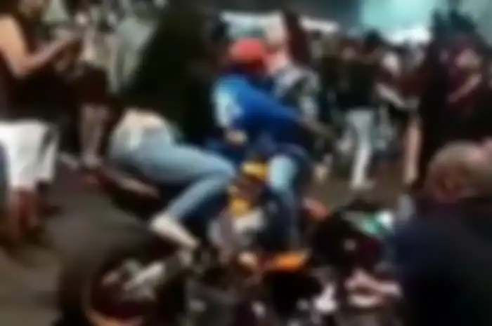 Gara-gara pingin pamer biker dan dua boncengan ini celaka