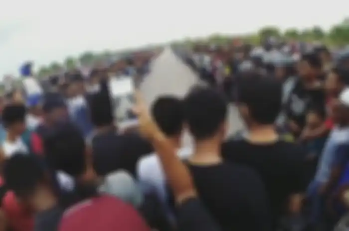 Penonton penuh di kanan-kiri lintasan