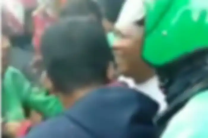 Driver ojol dipukul tukang ojek pangkalan di Makassar.