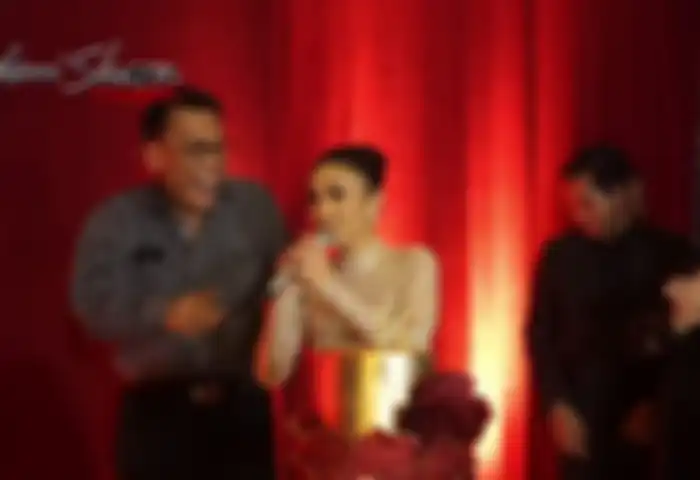 Penyanyi Yuni Shara merayakan ulang tahun ke-50 pada 3 Juni 2022 bersama mantan suaminya, Henry Siahaan dan keluarga.