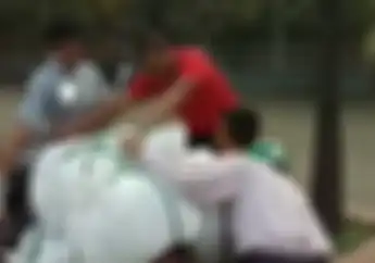 Viral! Video Pelatih Timnas U-23 Indra Sjafri dan Manajer Timnas Tolong Tukang Ojek di Vietnam