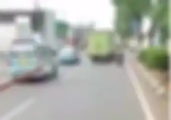 Video Detik-detik Debt Collector Mental Senggol Mobil Box di Bekasi, Lampu Sein Dicuekin