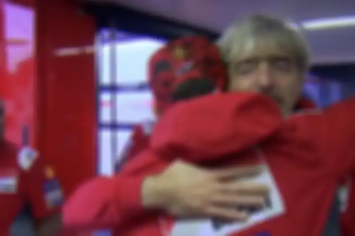 Jorge Lorenzo memeluk hangat Luigi Dall'Igna.