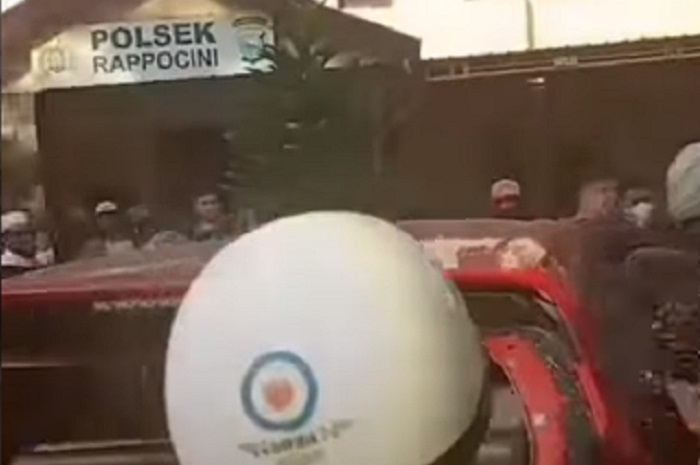 Melarikan diri sampai menabrak kendaraan lain, Daihatsu Sigra dirusak massa di depan Polsek Rappocini Makassar.