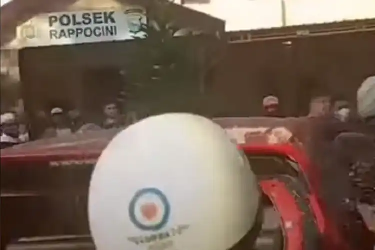 Daihatsu Sigra Tak Berdosa Hancur Dirusak Pemotor di Depan Polsek Rappocini Makassar