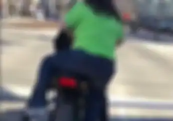 Tepok Jidat.. Ini Penderitaan Hakiki Kalau Bonceng Orang yang Jarang Naik Motor