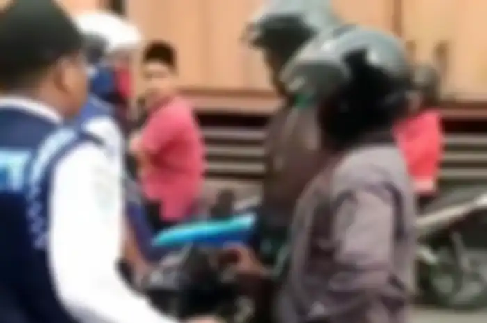 Petugas Dishub dan pemotor nyaris duel di Medan, Sumut.