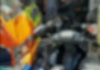 Brakk...Warga Kaget dan Berhamburan ke Jalan Raya, 4 Motor Remuk Diseruduk Mobil