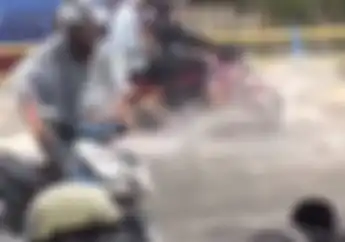 Video Detik-detik Pemotor Honda Vario Nekat Terjang Banjir di Bandung, Beruntung Enggak Keseret