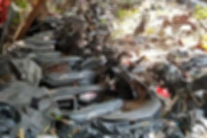 Kumpulan motor klasik yang berserakan