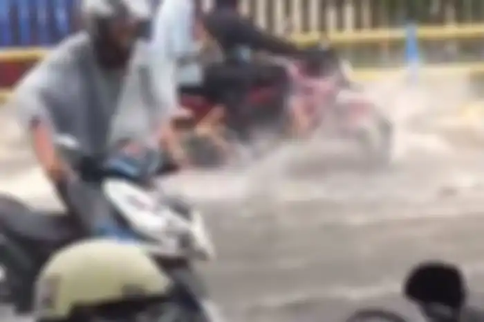 Pemotor nekat terjang banjir