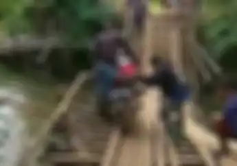Ngeri, Mobil Pikap Bawa Bensin Nyemplung ke Sungai, Pemotor Susah Payah Lewati Jembatan