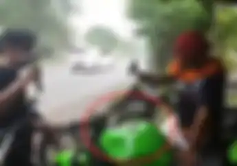 Horang Kaya Bebas! Tangki BBM Kawasaki Ninja 250 Dikemplang Pake Palu