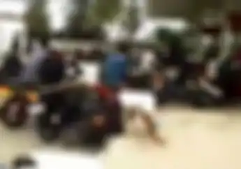 Di Mana Ini? Warga Beli Bensin Berebut Kayak Start Balap, Ada yang Sampai Seret Motor