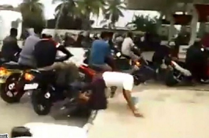 Warga berebut buat isi bensin di SPBU