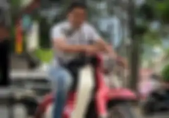Maell Lee 'Selingkuh' Naik Motor Honda Super Cub, Gimana Nasib Kodrat Suzuki Smash Rp 1 Miliar?